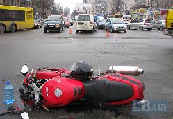 На Хустщині не розминулися мотоцикл з авто: двоє людей у лікарні