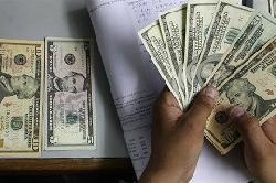 Злодій виманив у касирки банку 3000 доларів США