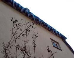 Мукачівці, бережіть голови! З дахів падають брили льоду та снігу!