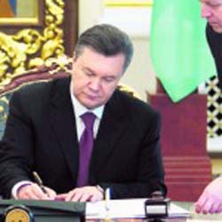 Янукович підписав закон про звільнення євромайданівців 