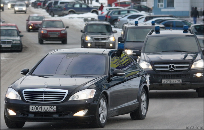  Закарпатський автогонщик у Яремчі побив двох правоохоронців та ДАІшний спецавтомобіль 