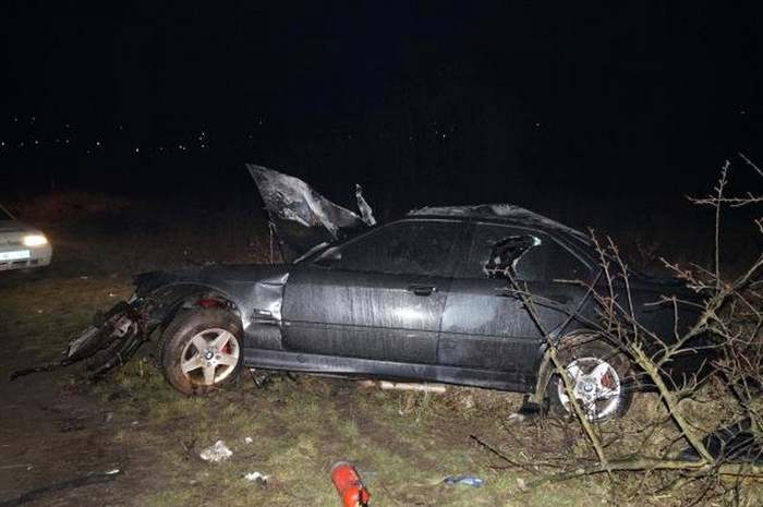 20-річний водій на BMW врізався в дерево: два трупи і один травмований (фото)