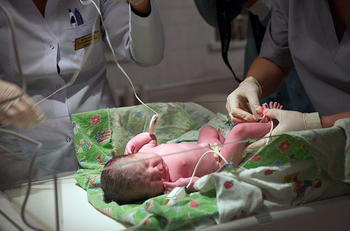 Немовля, яке матір після родів залишила помирати біля туалету, перебуває під наглядом лікарів