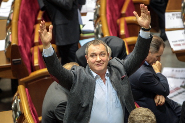 Депутати забороняють публікувати фото своїх котеджів, авто і дорогих годинників