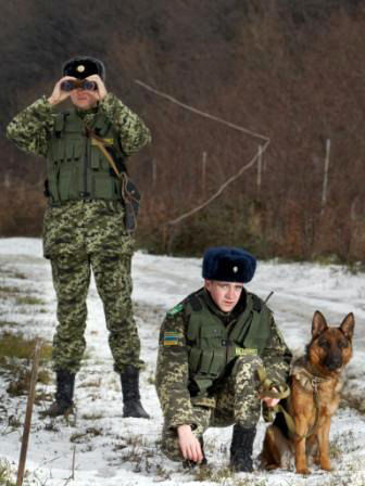 На кордоні зі Словаччиною прикордонні бійці не пропустили "нелегального грузина" в ЄС та психотропи – в Україну