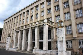 Олександр Ледида виступив перед мітингувальниками на площі Народній в Ужгороді