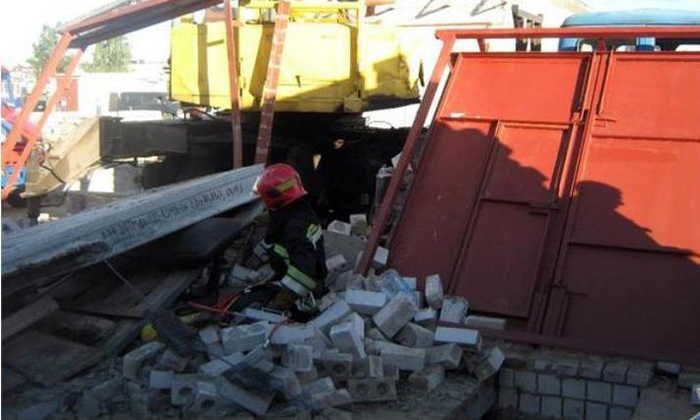 На Воловеччині на робітників упала залізна плита