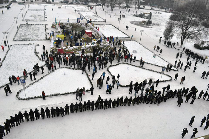 Із 120-ти тисячного населення Ужгорода, лише 200 осіб мітингує біля ОДА