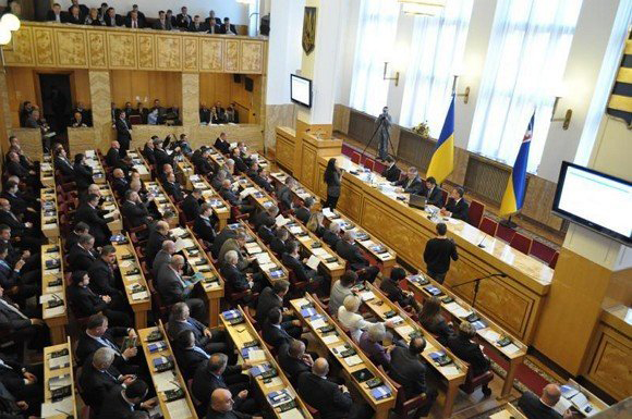 На сесії Закарпатської облради із 108 обласних обранців зареєструвалися лише 58 депутатів