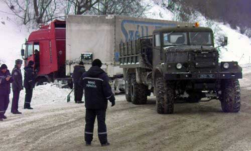Із 14 автомобілів - більшість вантажівки, які не змогли подолати зимові закарпатські перевали