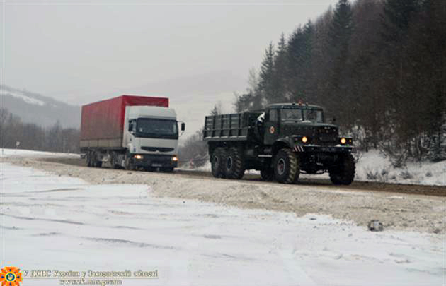 На закарпатті авто і надалі застрягають у снігу