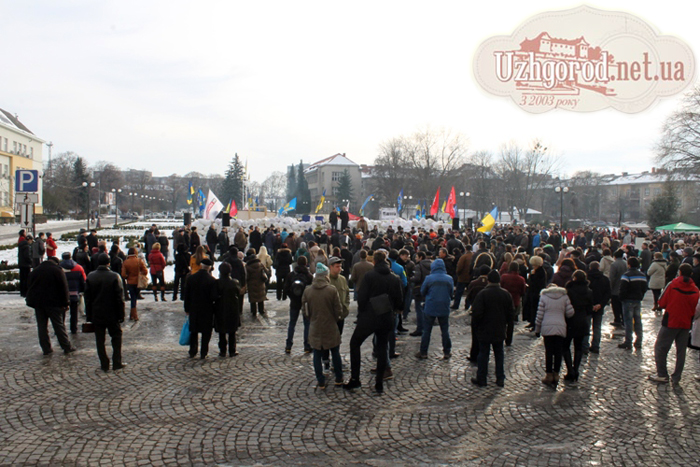 До Валерія Пацкана на мітинг прийшло більше людей, аніж до Балоги