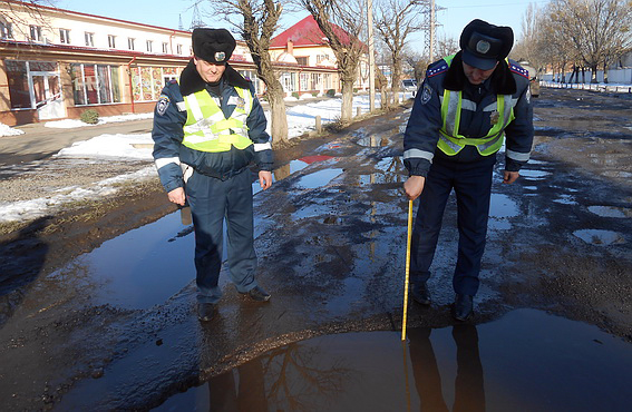 Даішники рахують взимку ями, замість того, аби штрафувати влітку вантажівки в містах