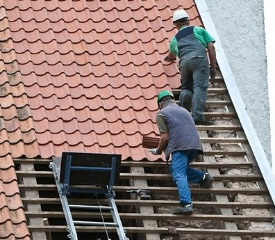 Травмувався, упавши з даху будинку