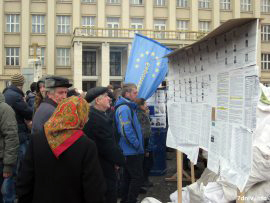 Майданівці нарікають на ужгородців за байдужість і просять поповнити їм банківські рахунки