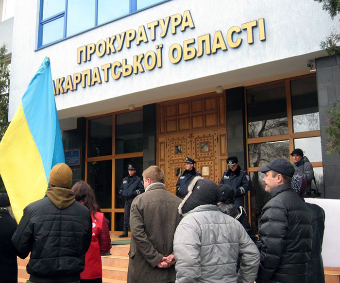 Вирішити ситуацію в країні можна тільки мирним шляхом -  прокурор Закарпаття
