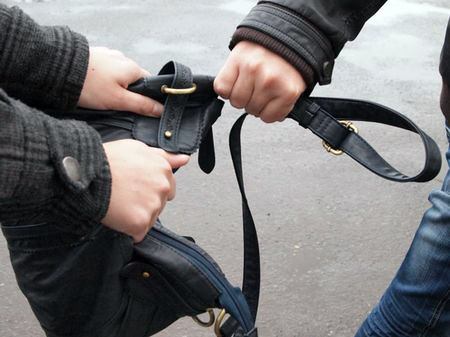 Спритні молодики напали на хустянку біля її будинку