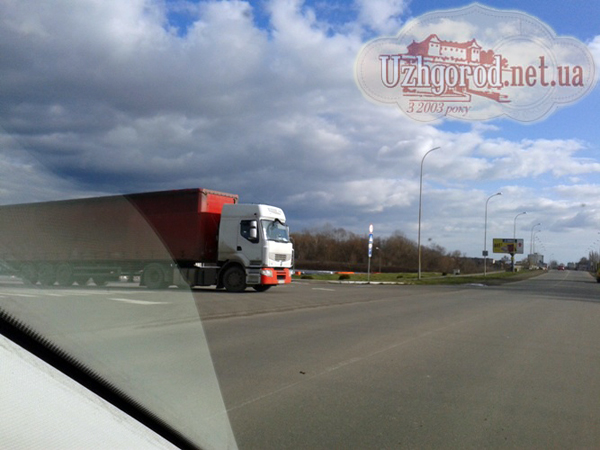 В Ужгороді багатотонники їздять вдень та псують вуличні дороги
