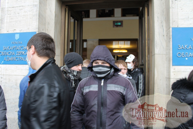 Львівські студенти розтрощили вхід у будівлю Закарпатської ОДА?