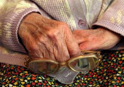 В Ужгороді аферистки обікрали бабусю