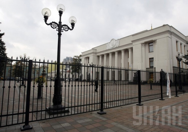 Паркан навколо Верховної Ради демонтують