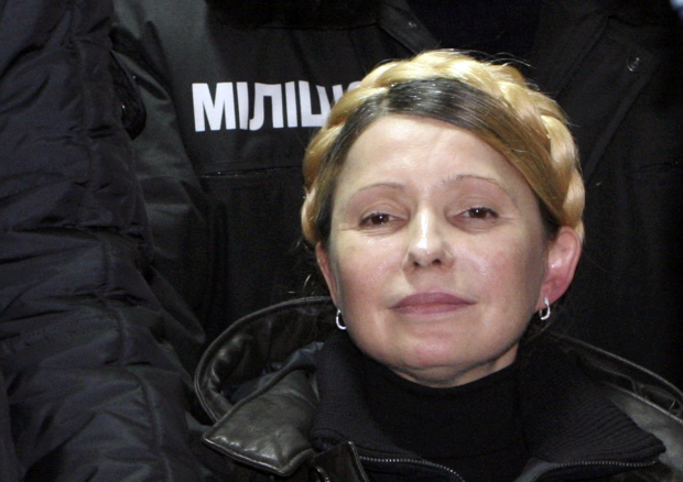  «Хвороба» Тимошенко не завадила злітати їй до Америки, а от в суд - ні ногою, через медпроцедури