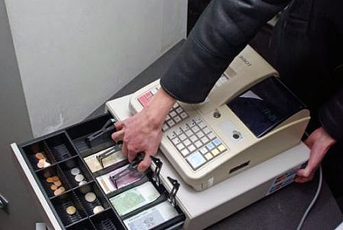 На Ужгородщині злодій, розбивши скло, потрапив до магазину