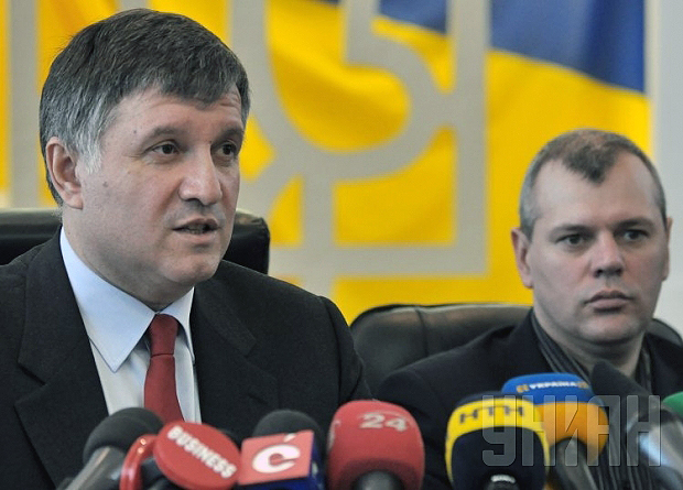 Міністр МВС підвів Яценюка: злітав у Харків чартерним рейсом
