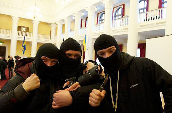 На Майдані сотні почали збройне протистояння між собою
