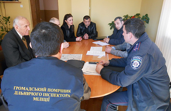 Мукачівська міліція не може впоратись власними силами, допомагають активісти
