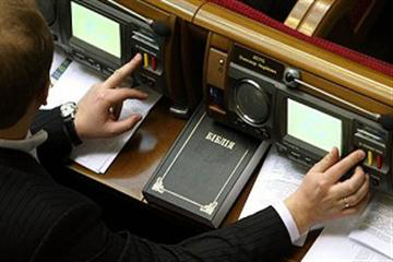 Чому Ужгородські активісти дозволяють «кнопкодавам» голосувти чужими картками?