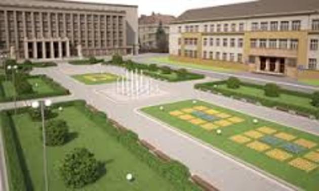 Над ужгородською Народною площею вже встигли поглумилися вандали