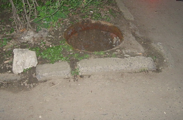 В Ужгороді чоловік не встиг поміняти кришку люка на пляшку