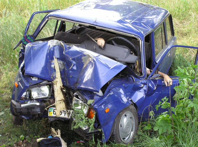 Біля Хуста авто в’їхало в дерево, є загиблі