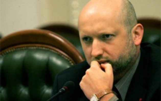 Турчинову порадили подати у відставку через здачу Криму