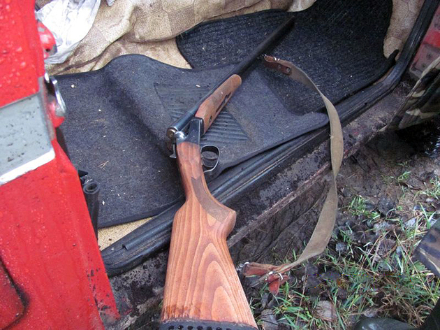 На Хустщині невідома особа «здала» міліції авто зі зброєю