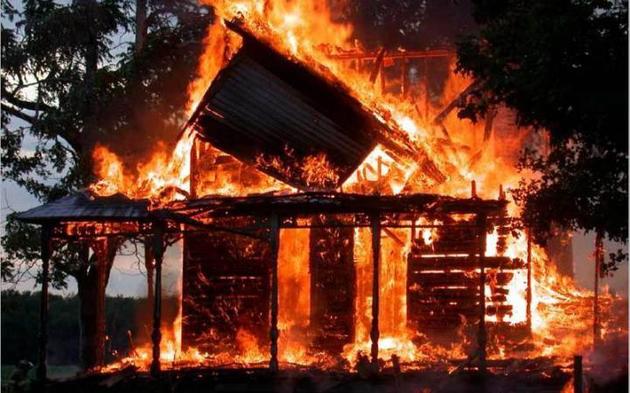 На Іршавщині вогонь понищив складське приміщення
