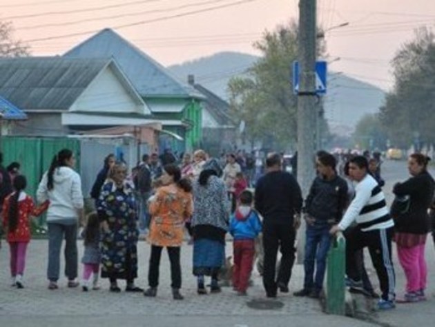 Мукачівські роми замісь розмов беруть до рук палиці та каміння