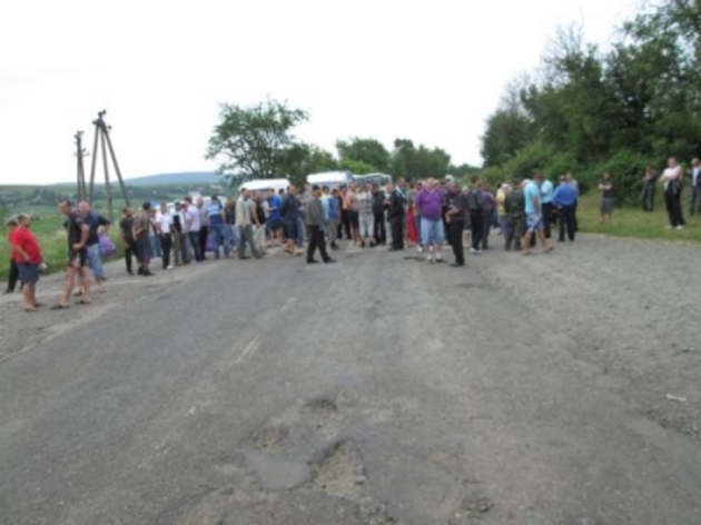 Активісти Рахівщини продовжують блокувати автодороги