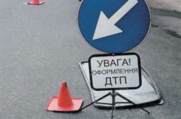 На Берегівщині чоловік не впорався з керуванням та в’їхав у бетонну огорожу