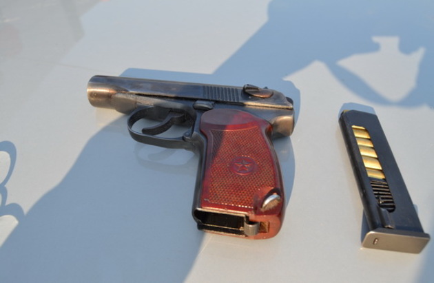 Ужгородські міліціянти затримали біля супермаркету п’яного «журналіста» зі зброєю 