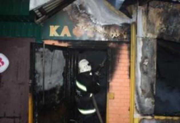У нічному Мукачеві невідомо від чого загорілося кафе