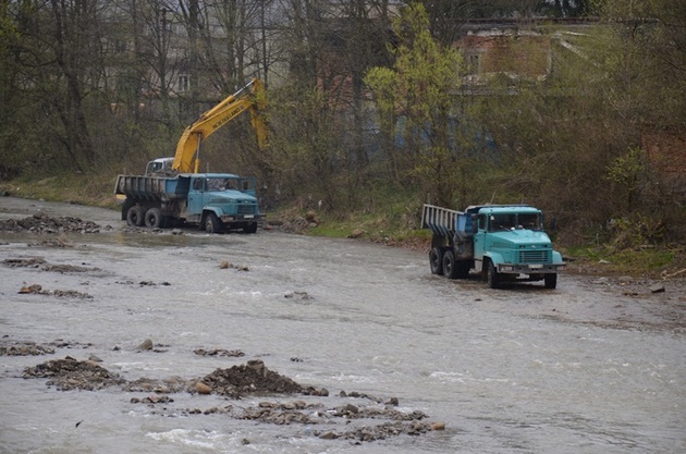 Фотофакт: на Рахівщині, у період нересту, працівники Квасівського лісгоспу вивозять з річки гравій 