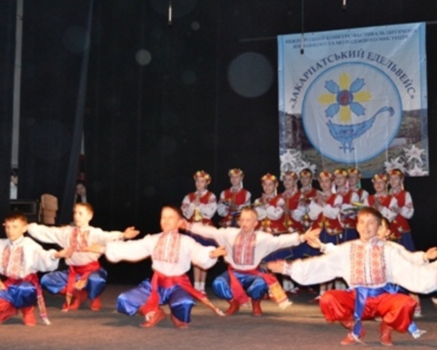 Закарпатським дітям дозволили грати, танцювати та співати
