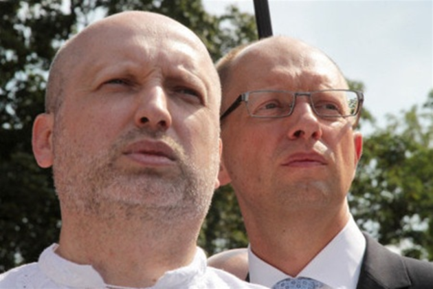 Турчинов - безквитковий пассажир, Яценюк очолив уряд-камікадзе, але мають відповідати за оборону держави