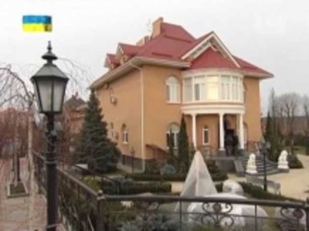 Хто оселився у маєтку Захарченка та й ще під держохороною? (відео) 