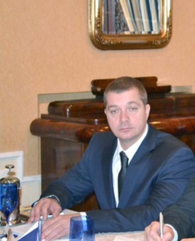 «Бідний» керівник Чопської митниці їздить на авто за 250 тисяч