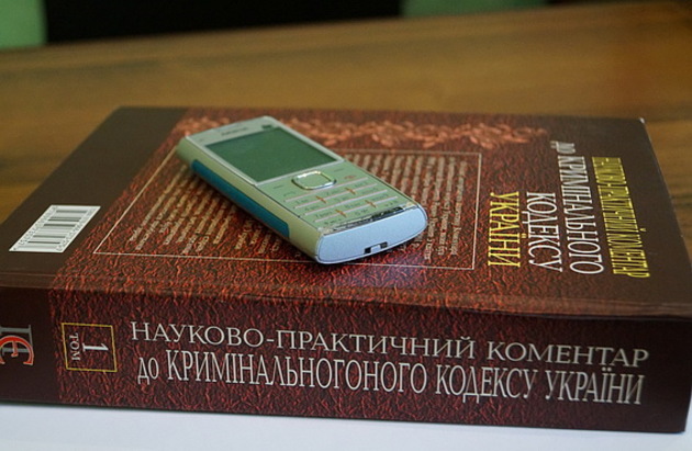Шукала у чужому плащі гроші, а «знайшла» мобільний телефон