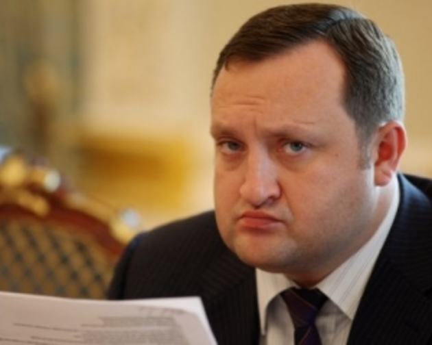 Дружині урядовця-втікача не дали зняти 50 мільйонів з депозиту 