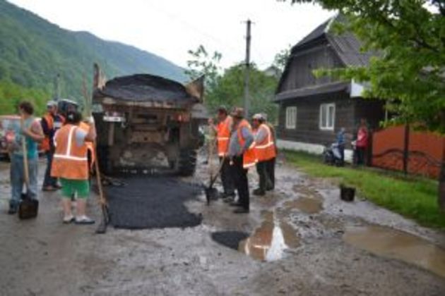 На Тячівщині позасипали асфальтом болото